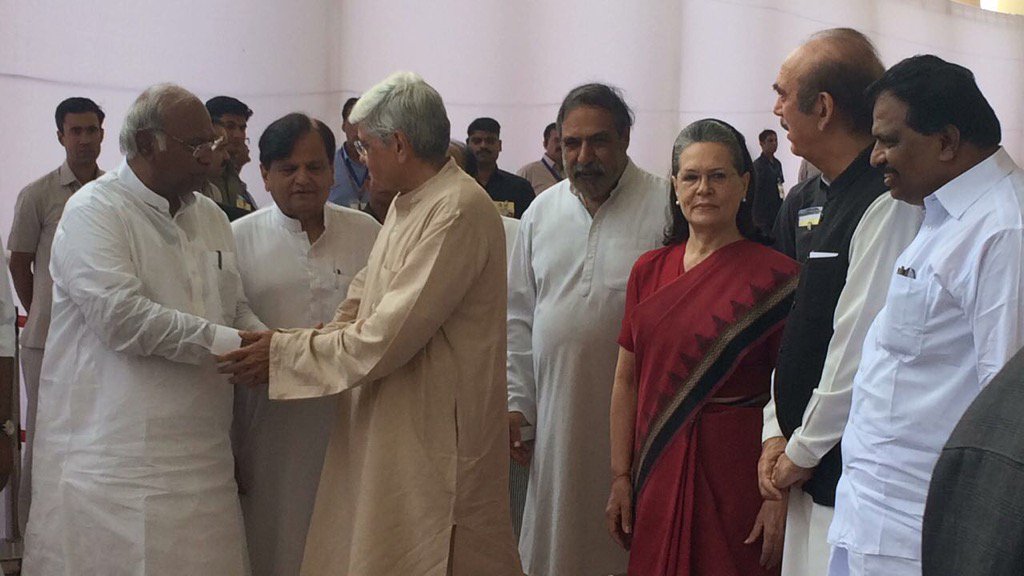 Gopalkrishna Gandhi with congress leaders during Voting in Vice Presidents election
