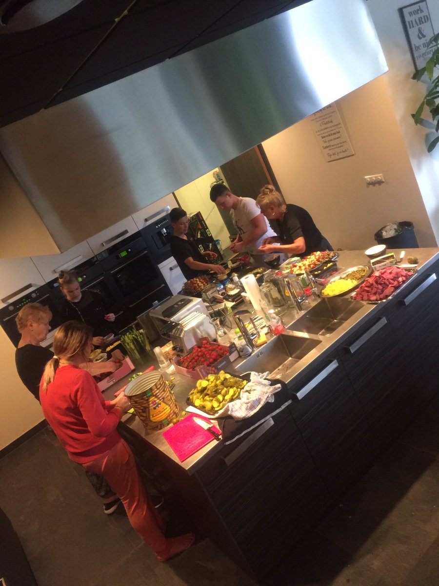 Aan de hapjes wordt gewerkt!! "Be Happy" <a href="/VarendCorso/">Varend Corso</a> #feest #naaldwijk