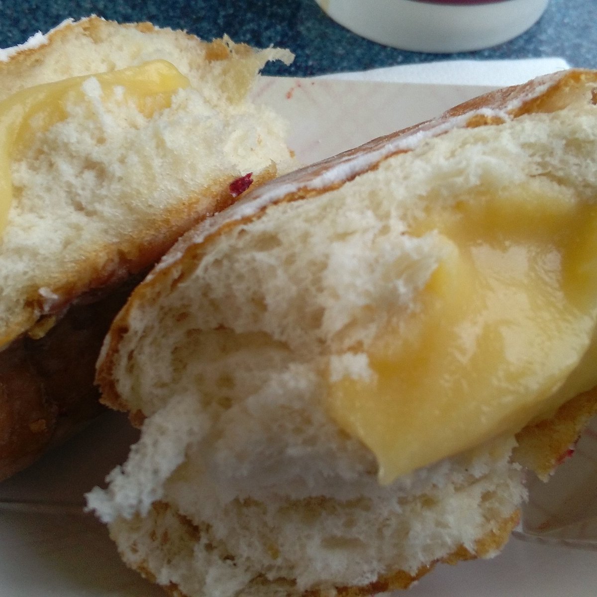 Diet4Donuts's tweet photo. Lemon curd yum ......love donut day.
#rollingdonuts #lemon #donut #donutday https://t.co/WigDTmePuM