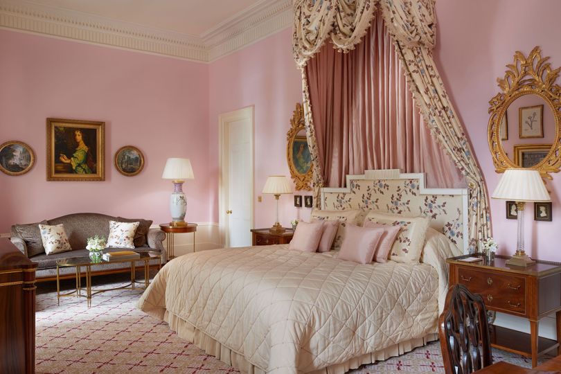 CherrieSnow's tweet photo. The colour of the moment #MillennialPink #Pinkplaces #London #Vogue #Pink #ThinkPink https://t.co/QcLjusXYCl https://t.co/EawbaTZG7s