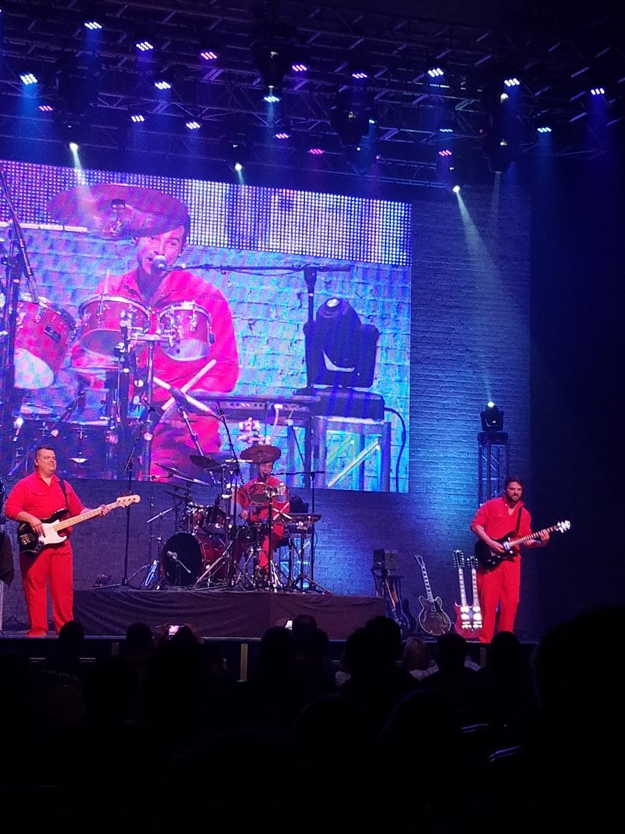 oRon812's tweet photo. Saw a Rush tribute band tonight. Excellent show from @NewWorldMenBand Catch them if they're ever in your area. @rushisaband https://t.co/qKpsyQMdvH