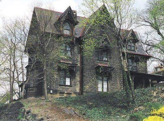 fredblogs01's tweet photo. Abandoned Singer Mansion, Pennsylvania https://t.co/TkndJgZ8LK