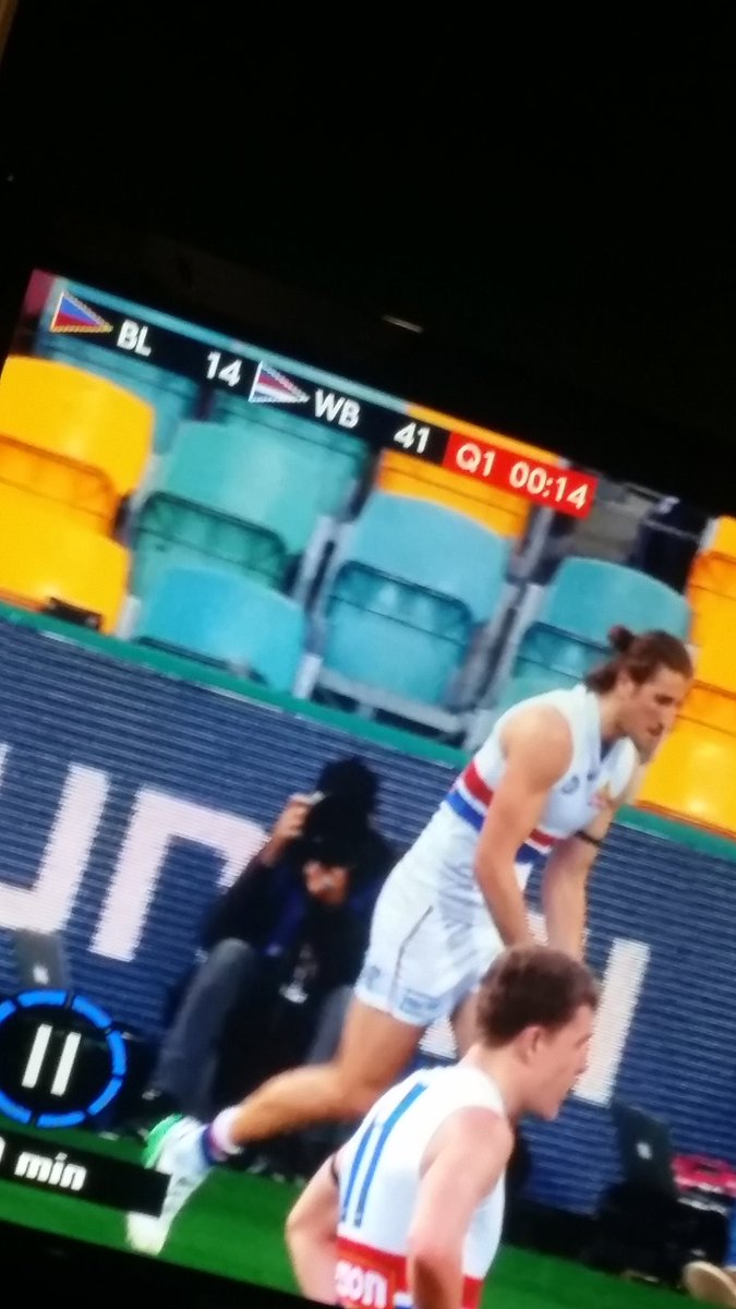 dakey11's tweet photo. @cam_mooney no.4 kicking for goal &amp; just look at the time and scores
Lions 14 reverse that you get 41 WB time 14 seconds left!@FOXFOOTY https://t.co/vrXUTtv6AW