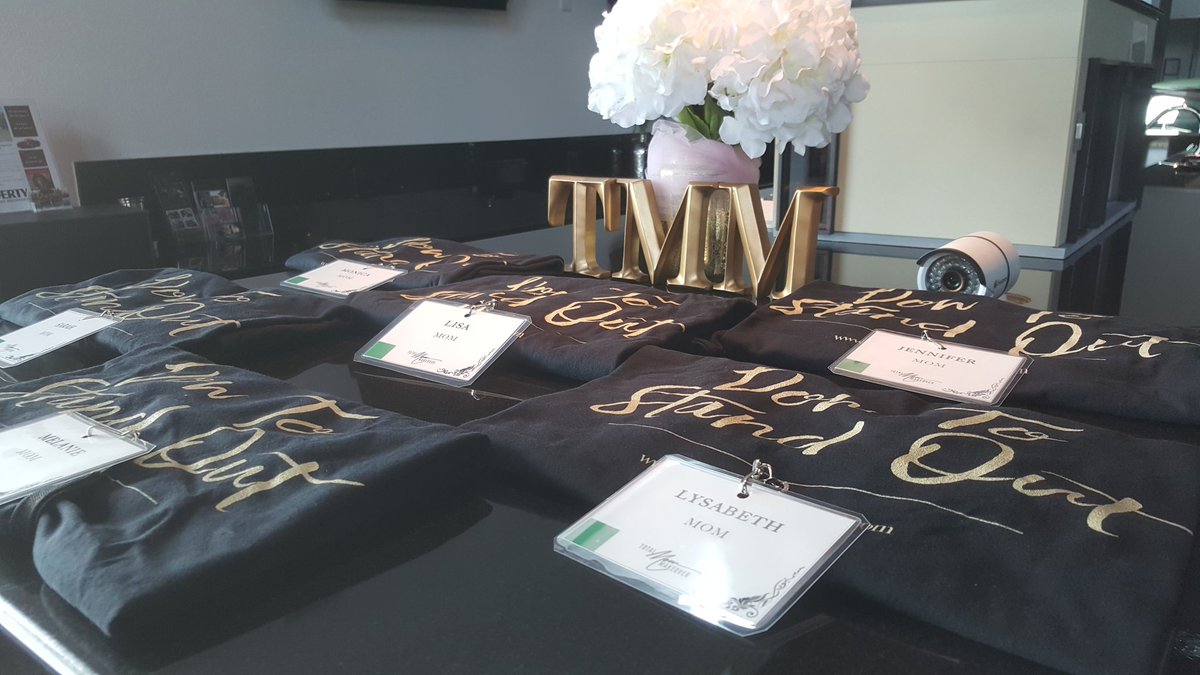 LovelyLysa's tweet photo. Shout out to the #makeovermom ladies! See you tomorrow at #ConnectHer17! @TotalMomMakeovr #chmlv https://t.co/96C2HIEzIc