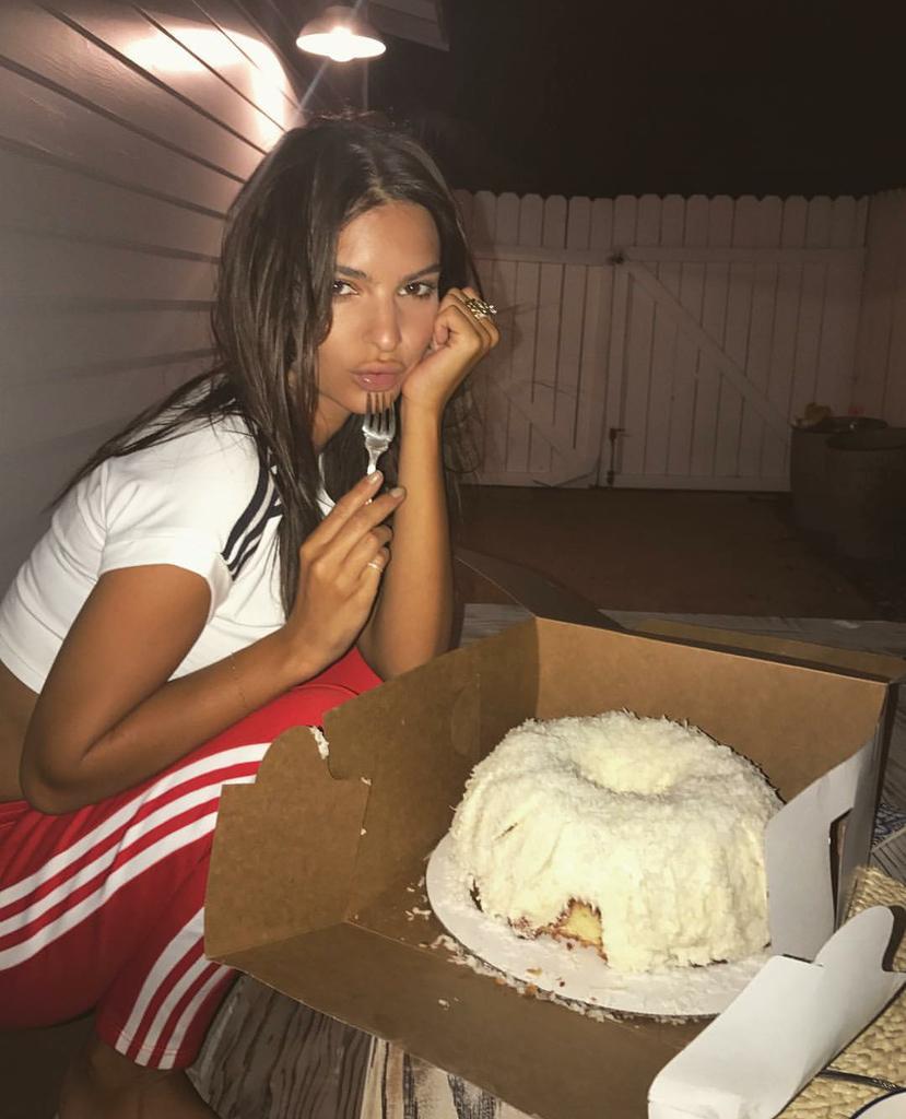 Ya sen dünyaca ünlü bir mankensin <a href="/emrata/">Emily Ratajkowski</a> neden ailenden gizli gizli pasta yiyomus süsü veriyosun