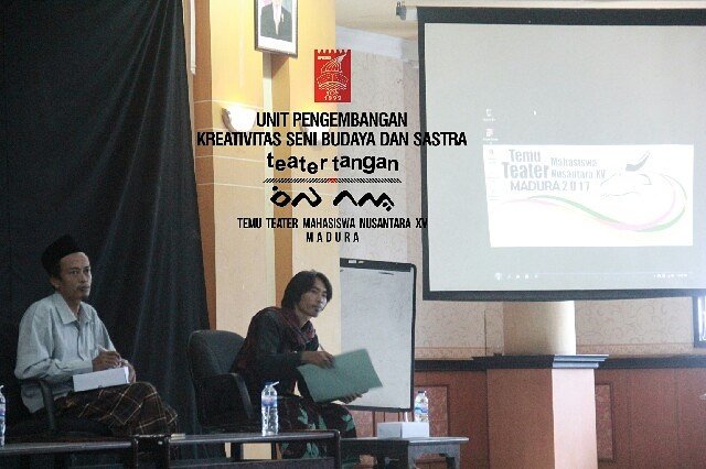 Sharing seputar Teater Pesantren Madura.
#sipatau #keberagaman #teatertangan #upksbsumi #sayasudahnontonteatertangan #temutemanxvmadura