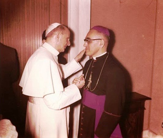 vaticannews_es's tweet photo. El 06-08-78 moría el Papa #PabloVI. Escucha su voz en una de sus últimas audiencias en la que estuvo #MonseñorRomero https://t.co/1ReH5ru2NR https://t.co/gnsQzXNeHN