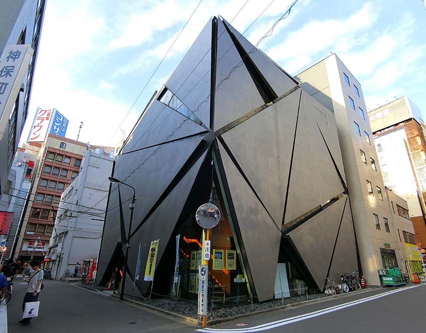 千代田遺産 神田神保町一丁目にある 神保町シアター ビル は 株 小学館が建設したビルで 延べ床面積１ ４２７ ５９ 鉄筋コンクリート造 地下２階 地上６階です 小学館運営の映画館 神保町シアター と 吉本興業運営のお笑い劇場 神保町花月