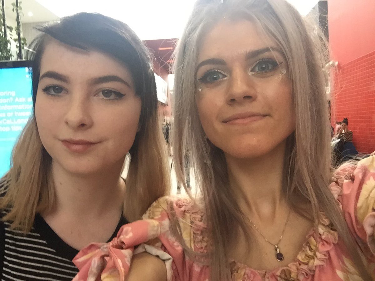 isthatchlo's tweet photo. mom
(my fringe is annoying me) https://t.co/TteZwHvyVs
