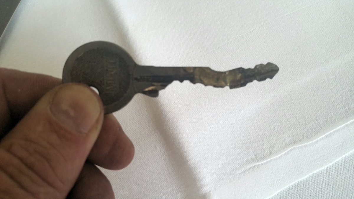 LOCKFIX's tweet photo. One of my customers had a go at putting their snapped key back together D.I.Y style... 10/10 for effort 😀😀😀 #getaprofessional https://t.co/w2lseHDhDG