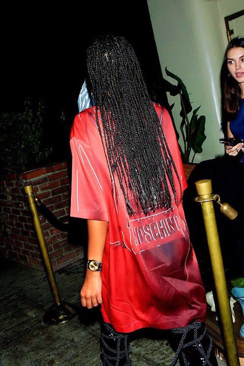 update_Leigh's tweet photo. 📸 Leigh arriving to Karlie Kloss  birthday party in Los Angeles last night #3 https://t.co/NYix2XXxO6