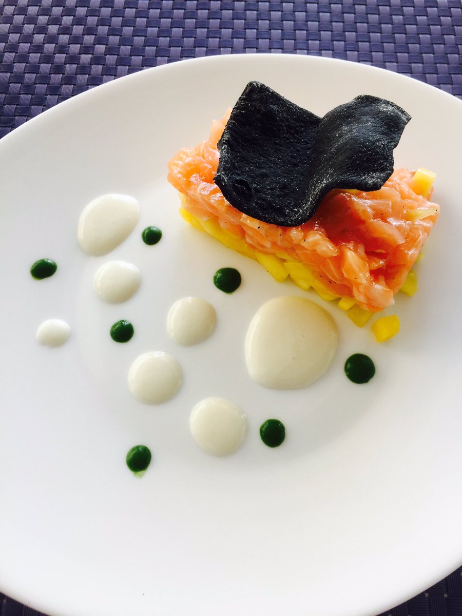 Tartare di salmone con mango e cialda al nero di seppia 🐠😋

#blancoseafood #fregenemarittima 🤤❤️