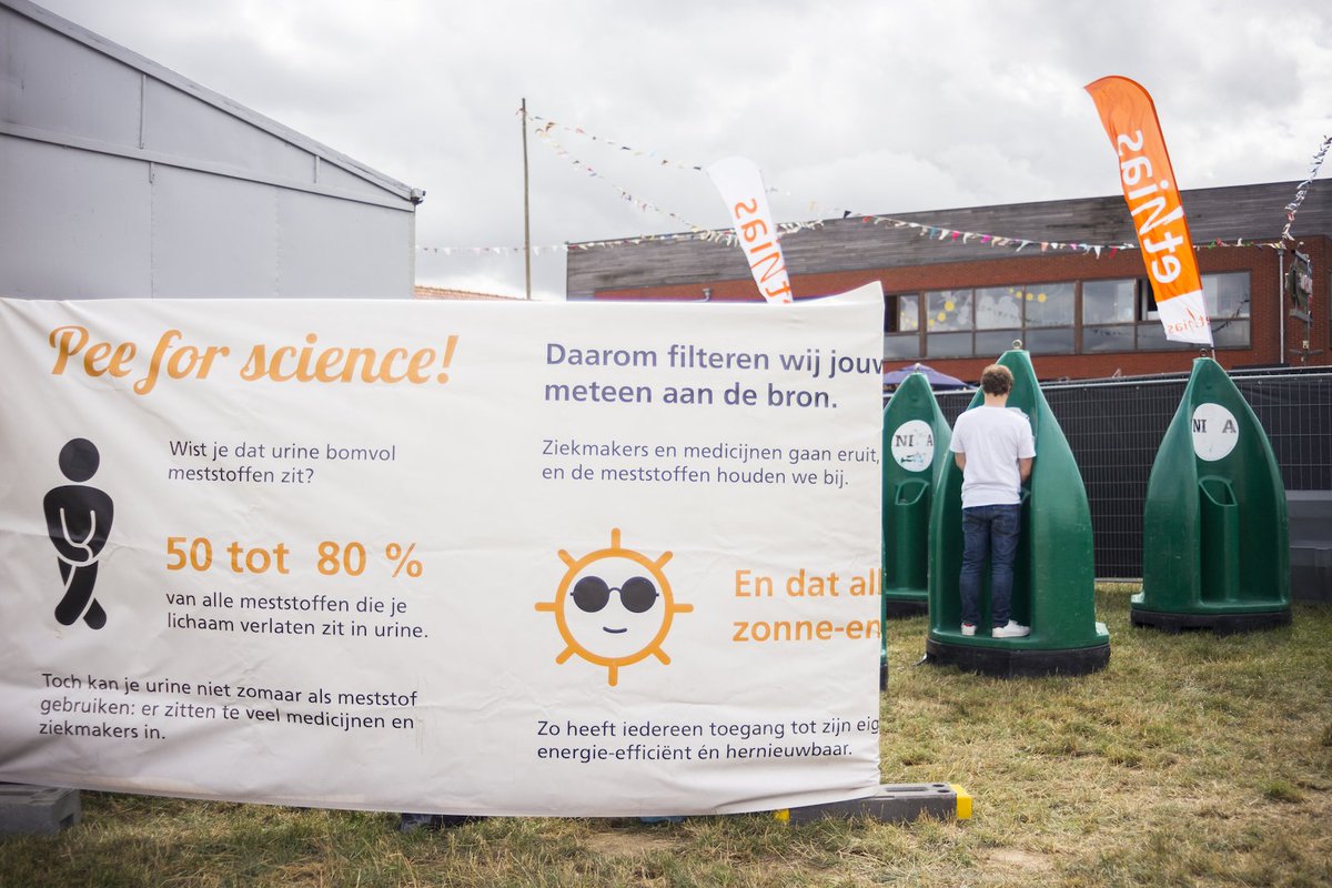 DranouterFest's tweet photo. Move over met je wijn, Jezus. #Peeforscience maakt zuiver water van urine. Straf @ugent experiment naast de Main Stage! #dranouterfest17 https://t.co/2dkp0IrNq5