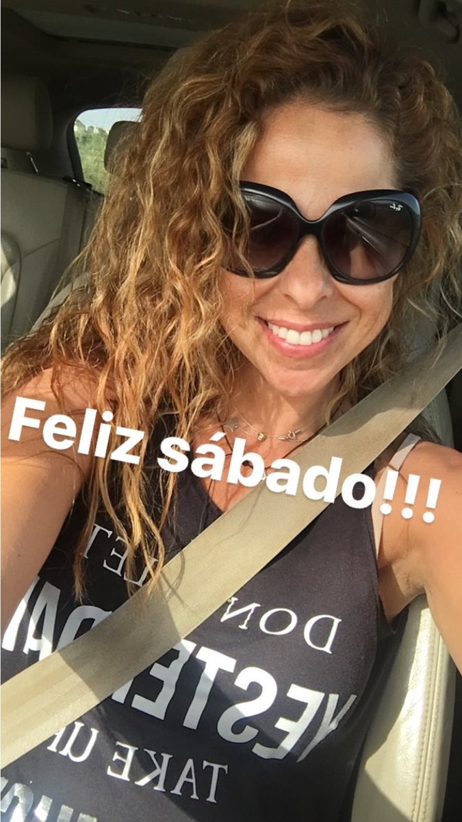 solotuoficial's tweet photo. Así de guapa nos desea un feliz sábado @PastoraSoler !!! https://t.co/GgoaEhlQVi