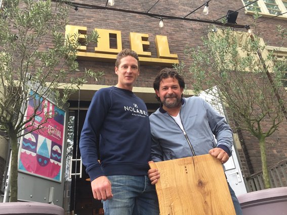 EdelEvents's tweet image. Door onze samenwerking met Stadsplank wordt het oude hout van stadsbomen niet verspild en hebben wij onwijs mooie borrelplankjes!