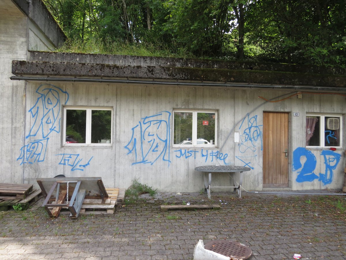 Kapo_Aargau's tweet photo. In Möriken wurden diverse Örtlichkeiten versprayt. Schaden ca. 17'000 Franken. Polizei sucht Zeugen.https://t.co/XSia25YM8c https://t.co/mA5pX7pwHc