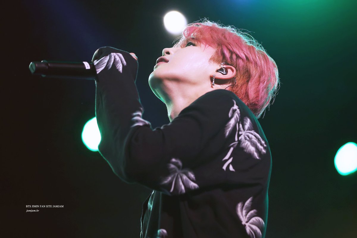 parkjamjam_kr's tweet photo. 170804 music bank in singapore #JIMIN #지민
우리 지미니 춤선 국보급이지 ㅠㅠㅠㅠㅠㅠㅠㅠㅠㅠ https://t.co/icxTuuLsSh