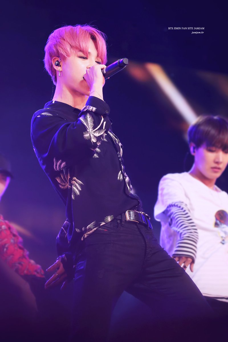 parkjamjam_kr's tweet photo. 170804 music bank in singapore #JIMIN #지민
우리 지미니 춤선 국보급이지 ㅠㅠㅠㅠㅠㅠㅠㅠㅠㅠ https://t.co/icxTuuLsSh