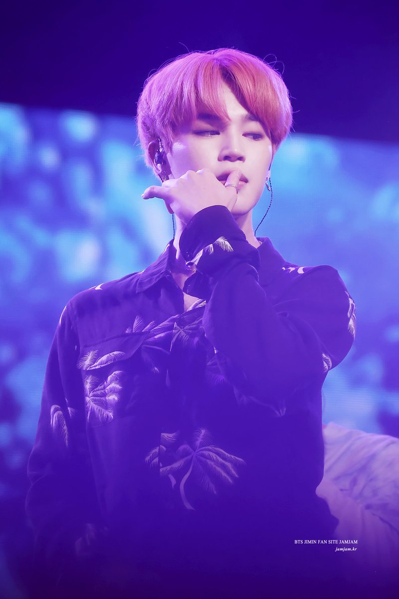 parkjamjam_kr's tweet photo. 170804 music bank in singapore #JIMIN #지민
우리 지미니 춤선 국보급이지 ㅠㅠㅠㅠㅠㅠㅠㅠㅠㅠ https://t.co/icxTuuLsSh