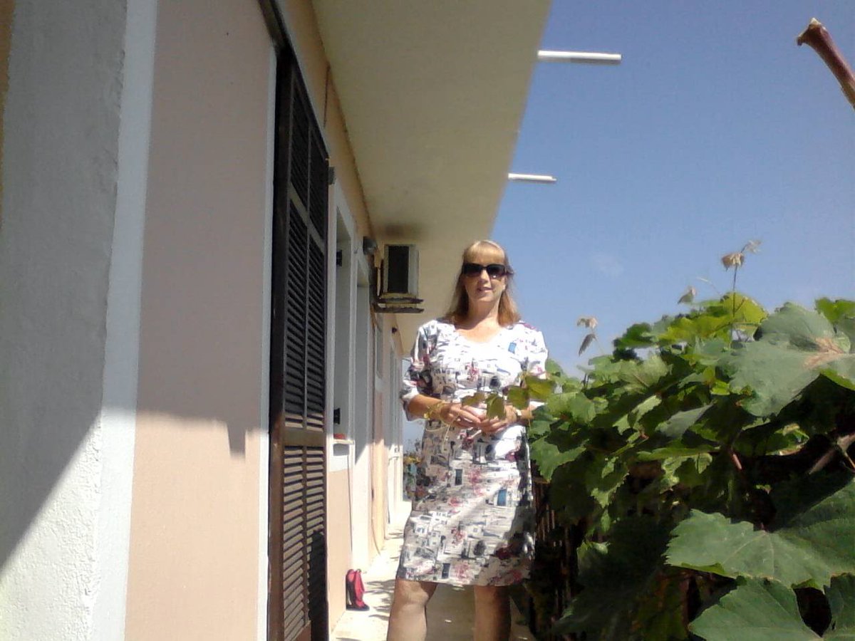 #SewAngelicThreads: The Charlotte dress and how to make one for yourse... sewangelicthreads.blogspot.com/2016/08/the-si… <a href="/ssewpatterns/">simple sew</a> #crafturday