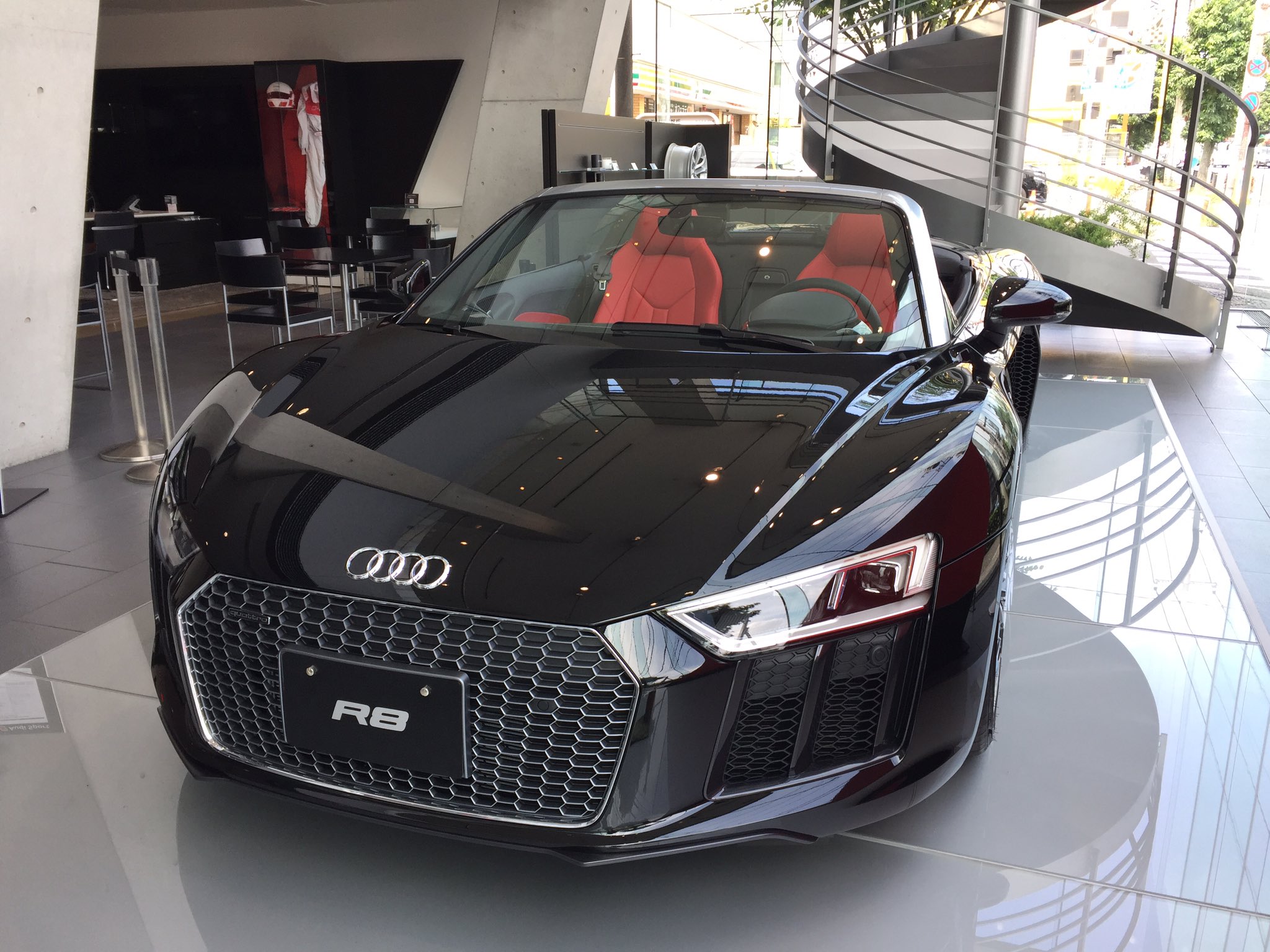 Audi 世田谷 Al Twitter Audi世田谷 です 本日 R8 Spyder が展示車の仲間入りをしました 他の店舗ではなかなか見られないお車 黒の外装に赤の内装が本当にかっこいいです 車が大好きな方にはたまらない1台です Ajs Audi スポーツカー V10