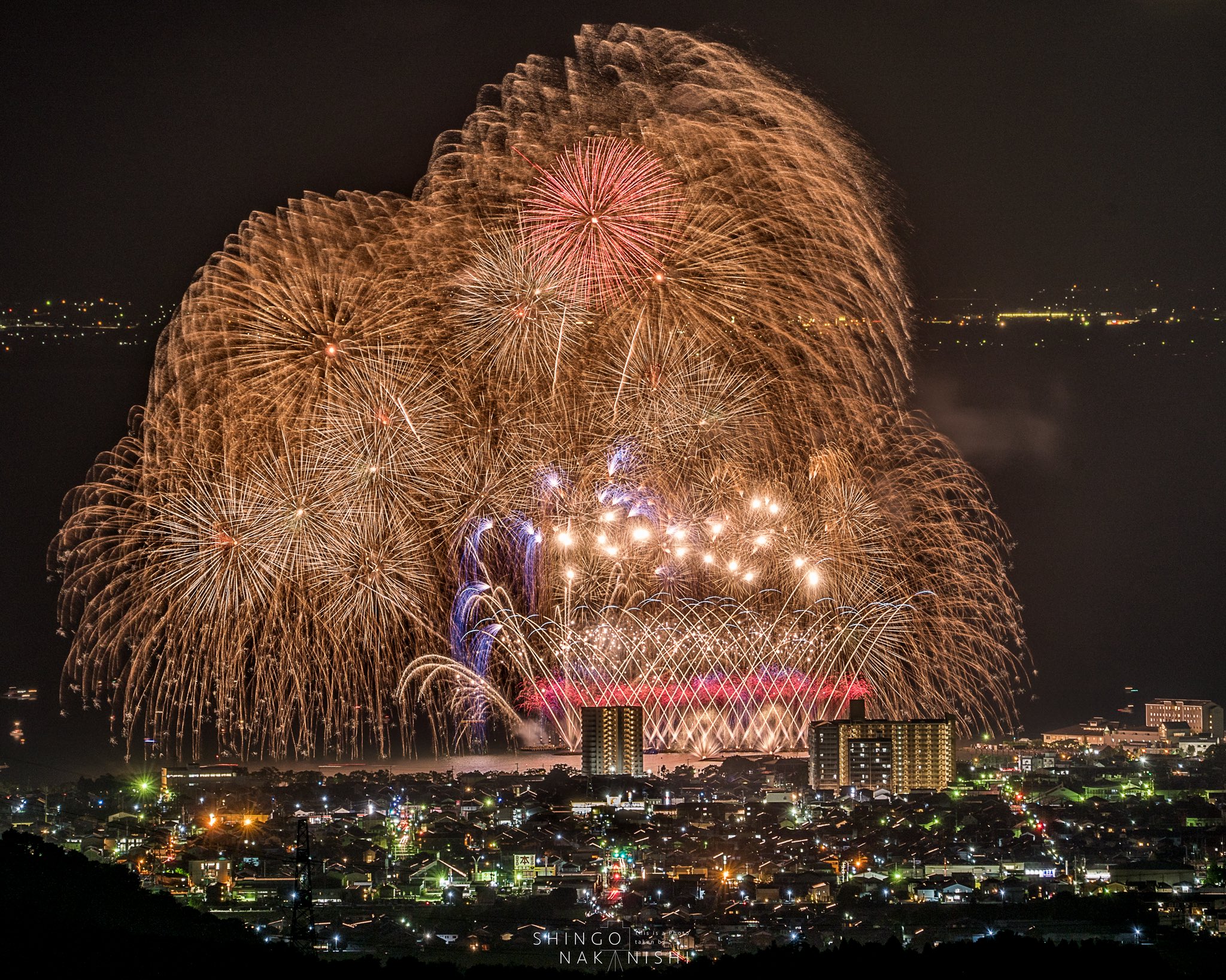 しんご 長浜 北びわ湖大花火大会 昨夜は直線距離15キロという距離から超望遠での花火撮影をしました 前に長浜 市の夜景が広がり 花火の大きさと比べるとまるでジオラマのようでした ご一緒した仲間に感謝です 花火 長浜花火 北びわ湖大花火 しんご 長浜 北びわ湖大花火大会 昨夜は直線距離15キロという距離から超望遠での花火撮影をしました 前に長浜 市の夜景が広がり 花火の大きさと比べるとまるでジオラマのようでした ご一緒した仲間に感謝です 花火 長浜花火 北びわ湖大花火