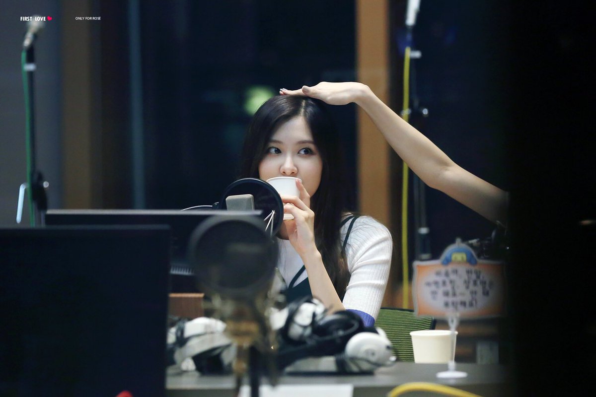 bSQuizloliz's tweet photo. แชง: ( '3')

มือปริศนา: แก้มป่องจัง *จิ้ม*
ผมก็มีไฟฟ้าสถิตด้วย *ถู*

แชง: *หันมาจ้องหน้า*
ซนมากไม่ปอกมะม่วงให้นะ.. https://t.co/rC81tdOtdE