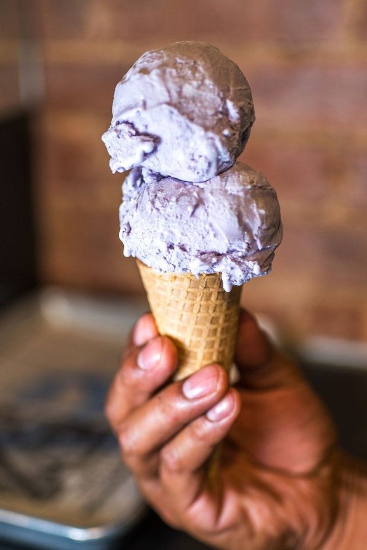 Chaque jour, nous offrons un assortiment de crèmes glacées et sorbets artisanaux. Venez rencontrer notre glacière Mathilde 🍦  #XavierArtisan