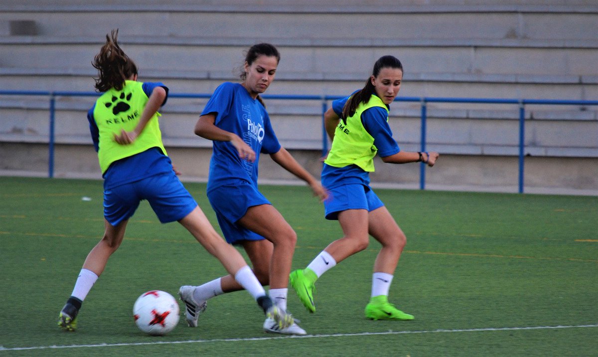 AlhamaElPozo's tweet photo. GALERÍA | Ya disponibles algunas fotos del entrenamiento de ayer viernes , bajo el sofocante calor 📸⚽💪 Próximo entrenamiento lunes 7 ⬜📆 https://t.co/zXyD6aN7O3