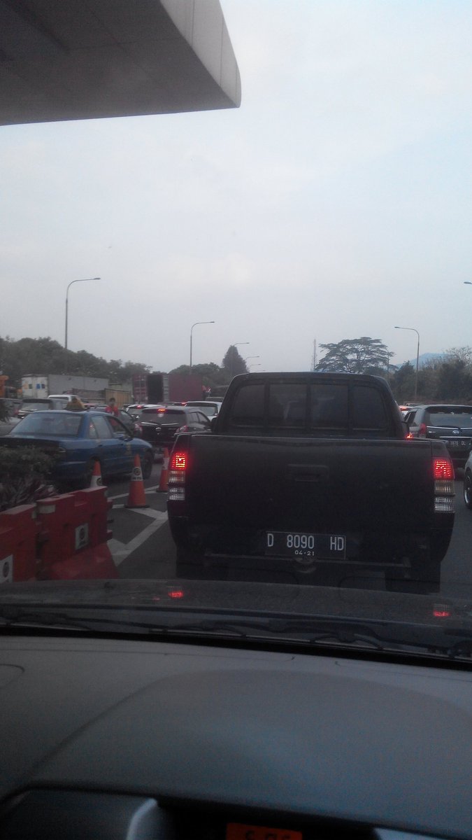 Macet sampai km 2 toll cileunyi min <a href="/RTMC_PoldaJabar/">RTMC_PoldaJabar</a>