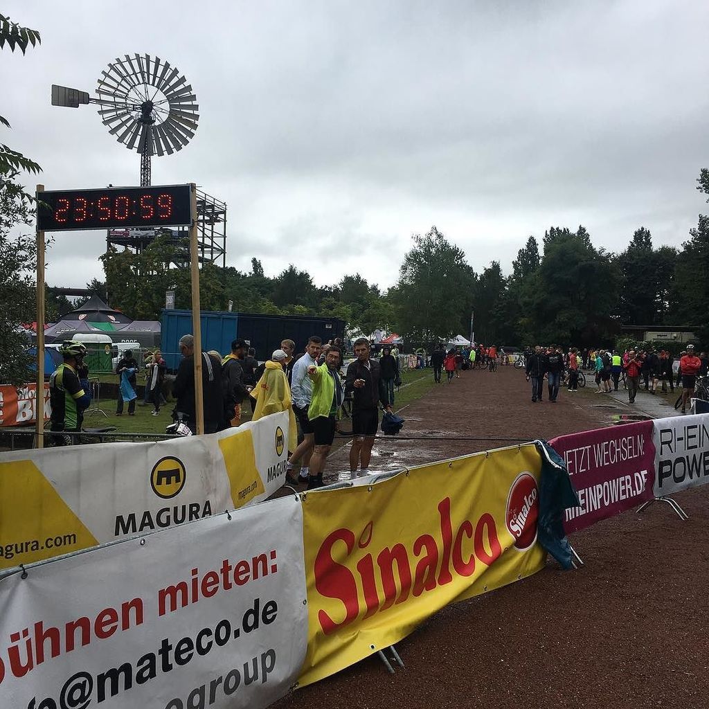 xalps's tweet photo. Das Rennen läuft! Nur noch {siehe oben links} 😂💦 #24hduisburg #almjamracing #almjam https://t.co/VvC1wmYWsG https://t.co/GtGPnJUd48