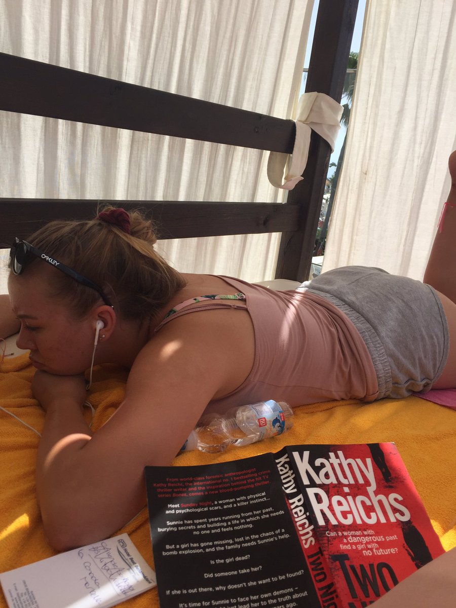 EllieRansom's tweet photo. Excellent company for my holiday, thank you @KathyReichs https://t.co/eP463Rs38z