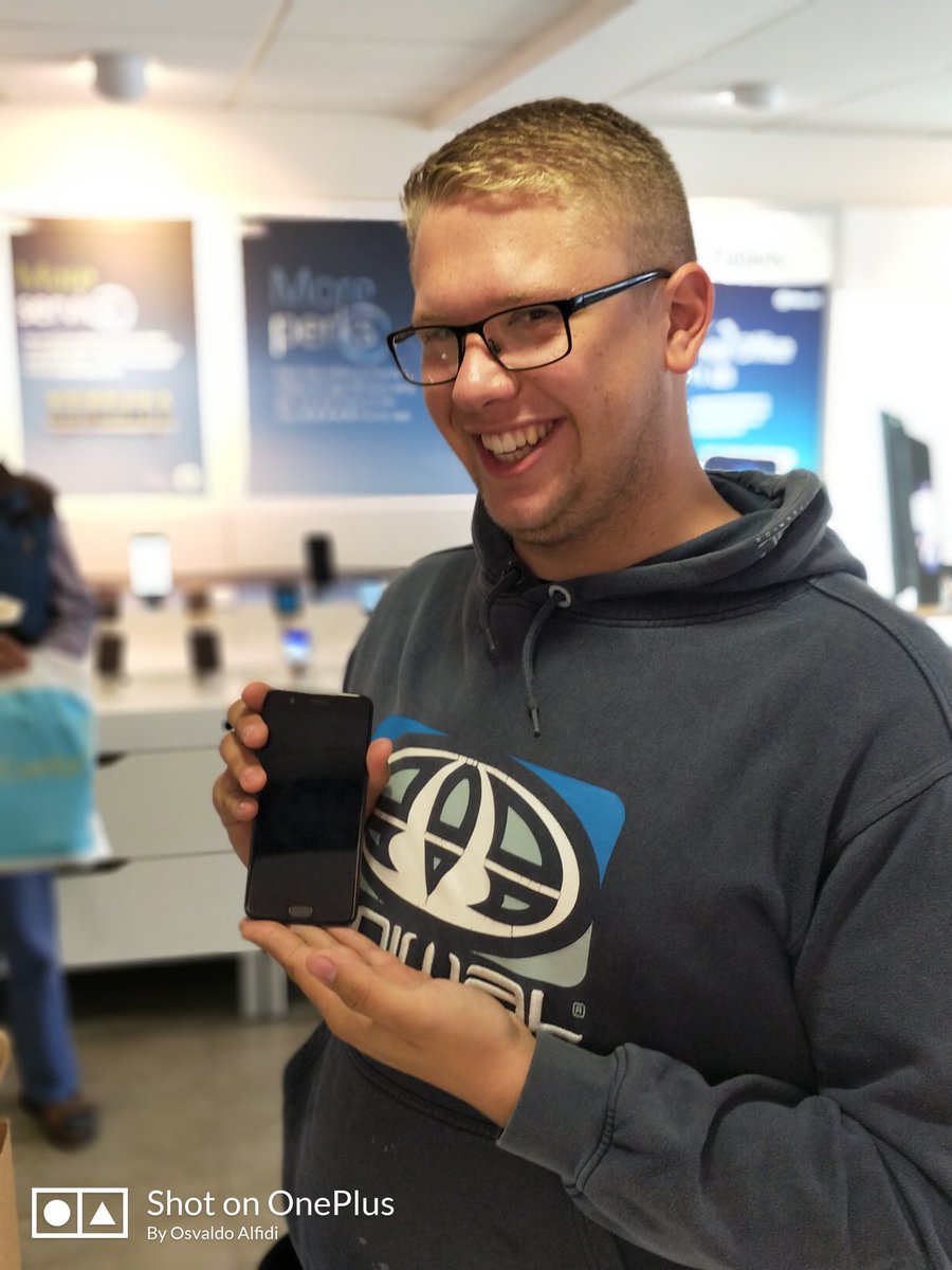 SkegnessGuru's tweet image. This is what happens after an #o2showcase. @Twigg_Smith upgraded to a #oneplus5. @CelfoneGuru @celfonefamily @OnePlus_UK @O2