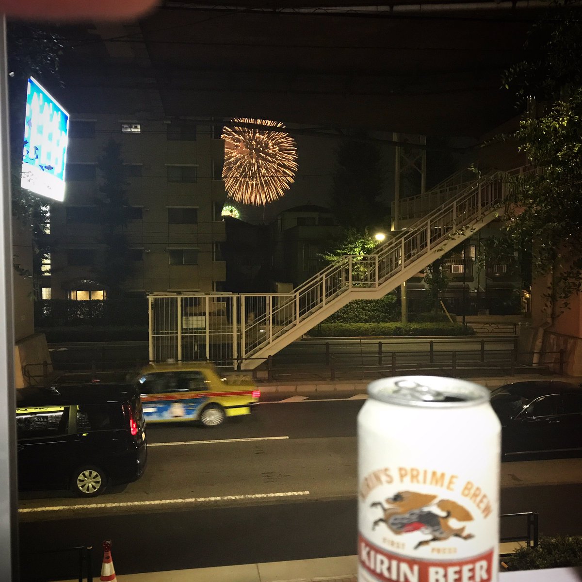 haruya02's tweet photo. 発砲か！？  と思い俺の机の前の窓を開けたら、、これは発泡酒ならぬルービーを開けるしかあるまい。 こらぁ特等席だ。
#cavemoray #花火 https://t.co/PPDp0W9tsH