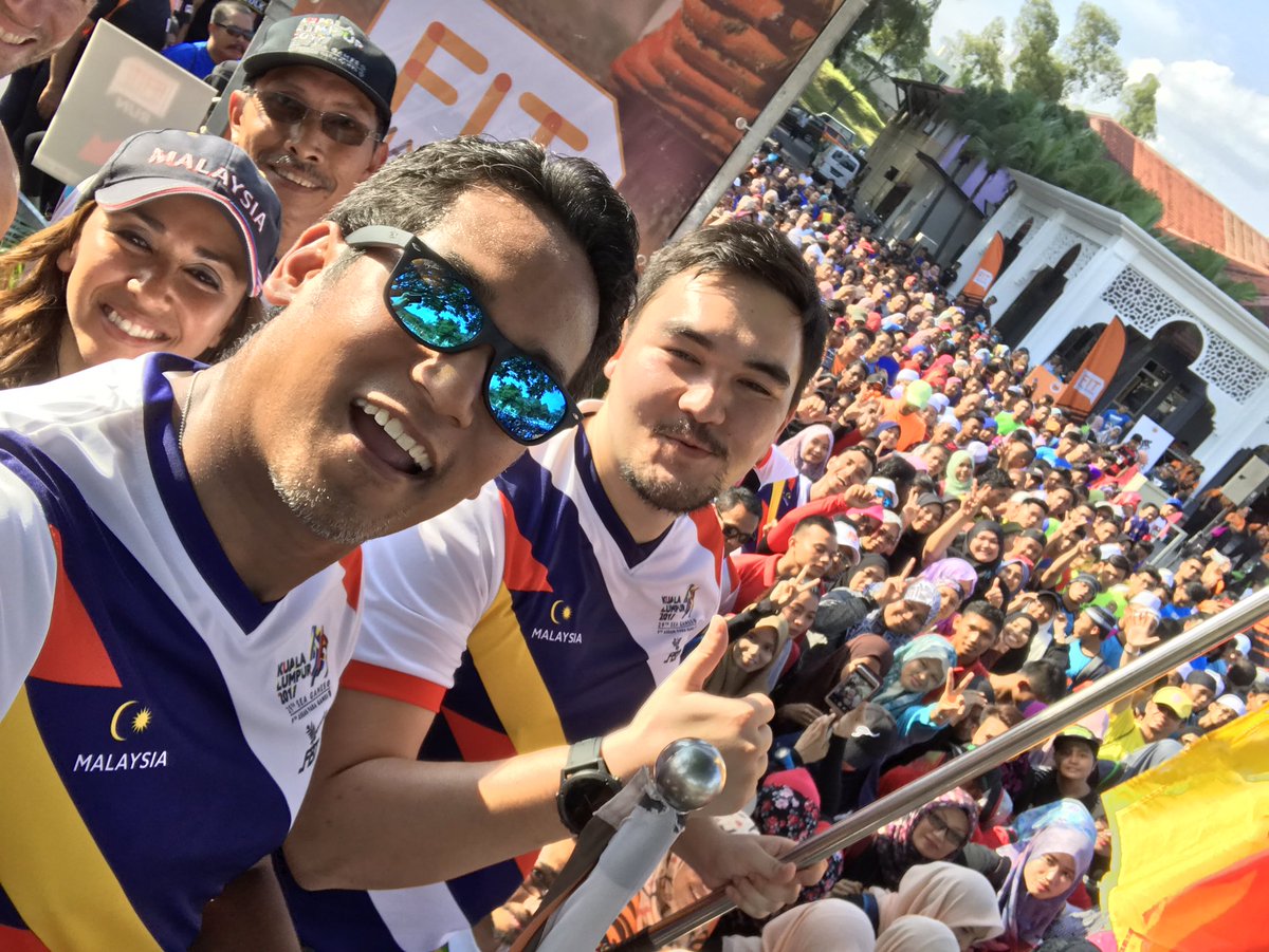 Khairykj's tweet photo. Menjunjung kasih Raja Muda Selangor berangkat merasmikan #FitMalaysia Selangor &amp; larian obor. https://t.co/PbdNDMxmbm