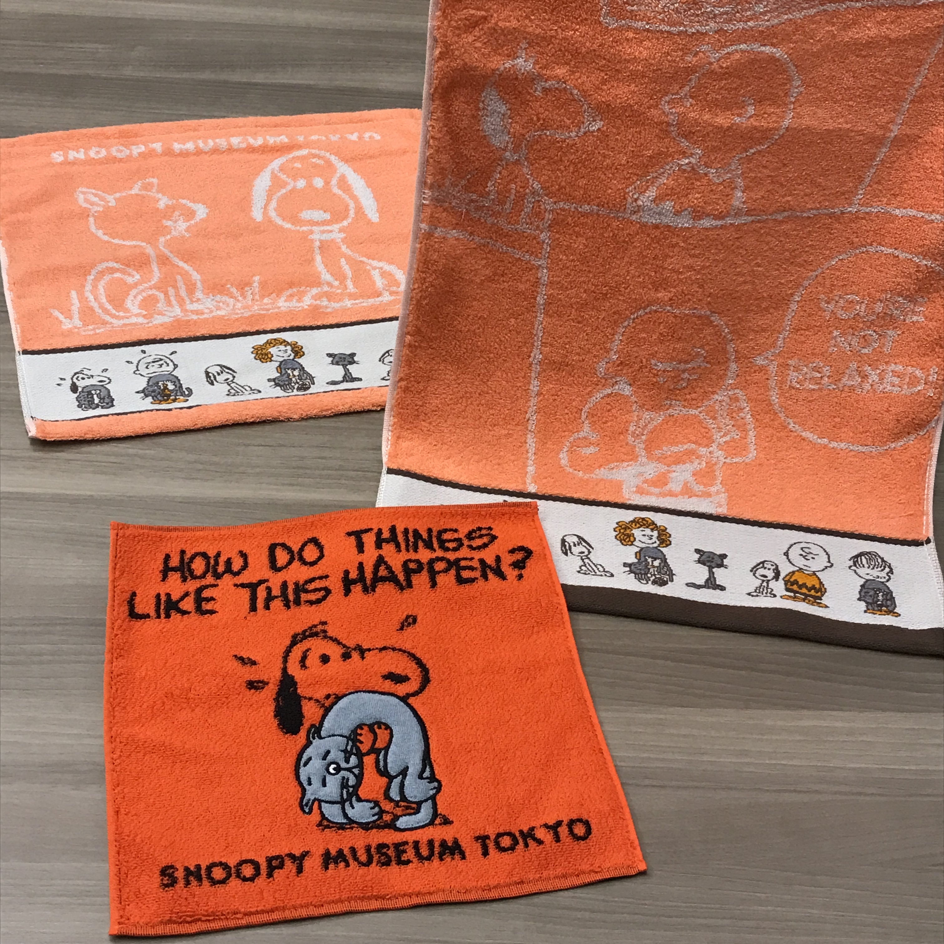 Snoopy Museum Tokyo ブラウンズストアより 話題のファーロングッズの紹介 タオル お揃いの フェイスタオルとウォッシュタオル スヌーピーに抱きかかえられたファーロンが刺繍されたミニタオル おみやげにもおすすめです フェイスタオル 1 0円