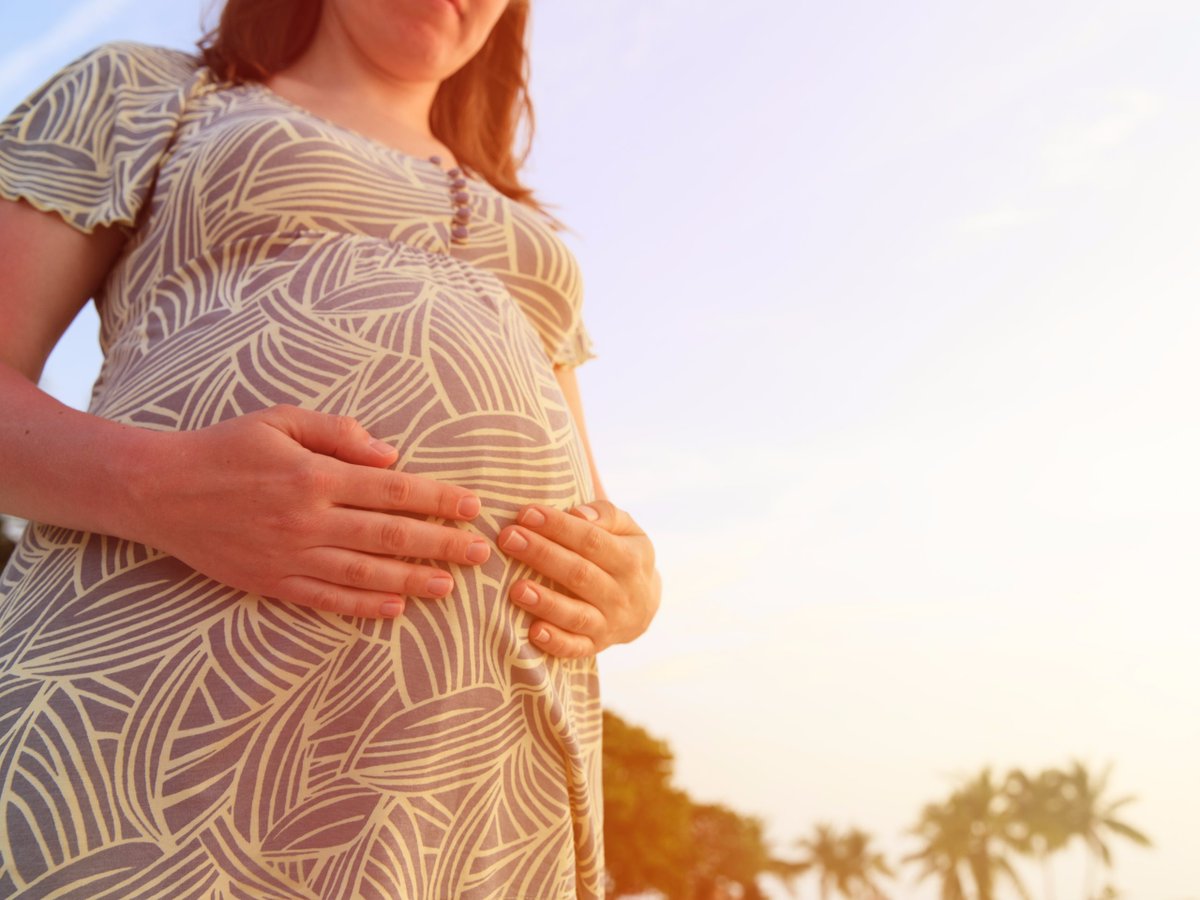 From making time to cool off, to choice of clothing, here's 9 ways to survive your #summer #pregnancy.  thisisinsider.com/pregnant-in-su…