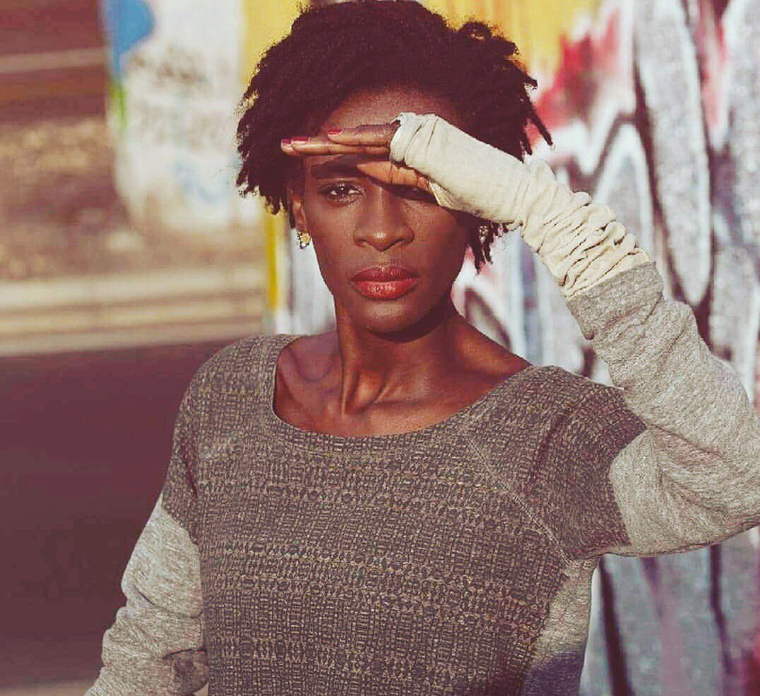 Les femmes afros reprennent le pouvoir,affirment nos canons de beautés.À quand la fin des faux cheveux (tissages) fabriqués par d'autres?