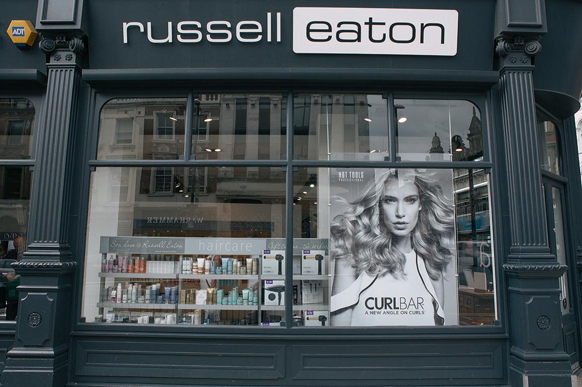 We spy #HotTools in <a href="/RussellEaton_/">Russell Eaton</a> Leeds! How great does the #CurlBar artwork look in the #RussellEaton salon window?!
#HotToolsProeu