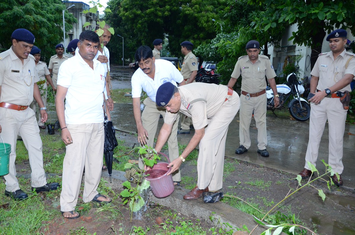 CP_SuratCity's tweet photo. A clean and green environment makes the world a beautiful place.
Let's make our city greener
#treeplantationprogram #SuratCityPolice #Surat https://t.co/wqOh7fduA3