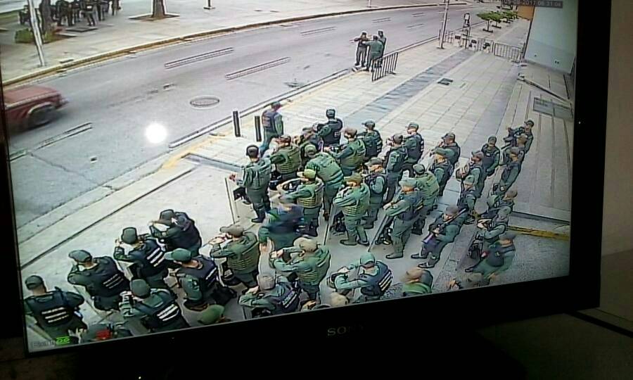 lortegadiaz's tweet photo. Rechazo asedio al @MPvenezolano. Denuncio esta arbitrariedad ante la comunidad nacional e internacional #5Ag https://t.co/un7QWGBGJ7