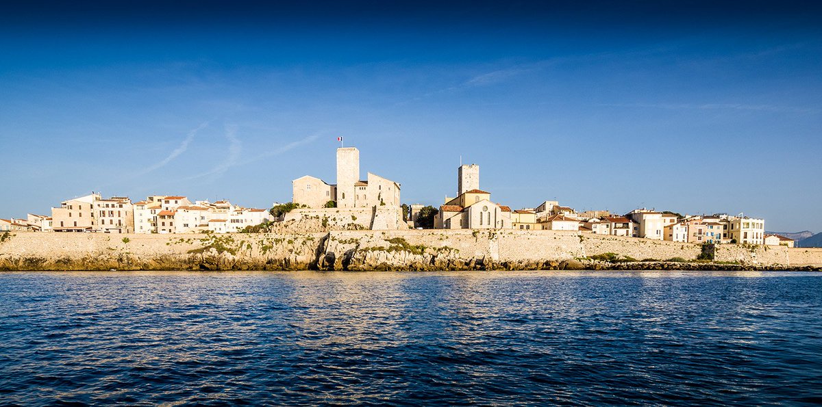 Phototof06's tweet photo. #antibes la cité des #remparts #cotedazurnow #cotedazur #Cotedazurfrance #AntibesJuanlesPins @JeanLeonetti https://t.co/FniIdjm65p