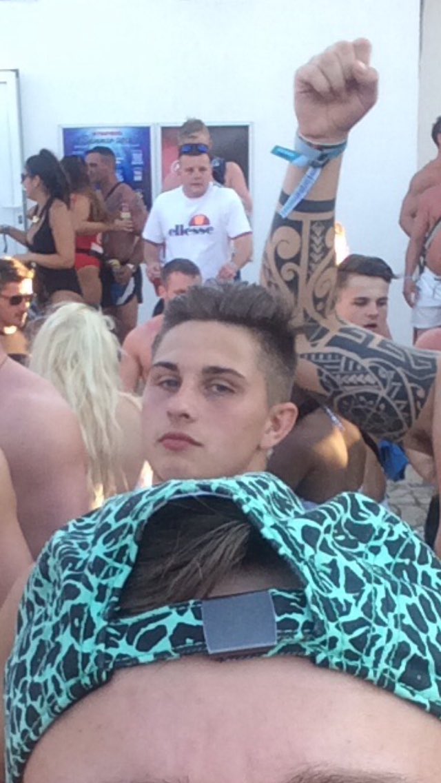 SamBakes999's tweet photo. Happy birthday to my longest serving China @loujcrowth93 don't get too pickled in beefa lad https://t.co/5imL7iLHrI