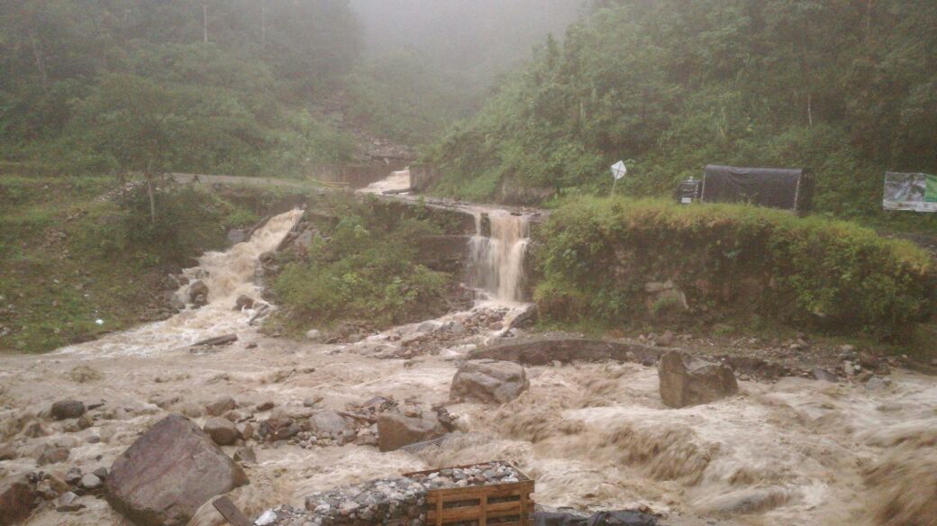 Sandrin_B's tweet photo. 6:00 a.m no hay pasó en la quebrada Alto del Oro vía la soberanía. La quebrada está muy crecida @numeral767 https://t.co/aOtsUIxx5E