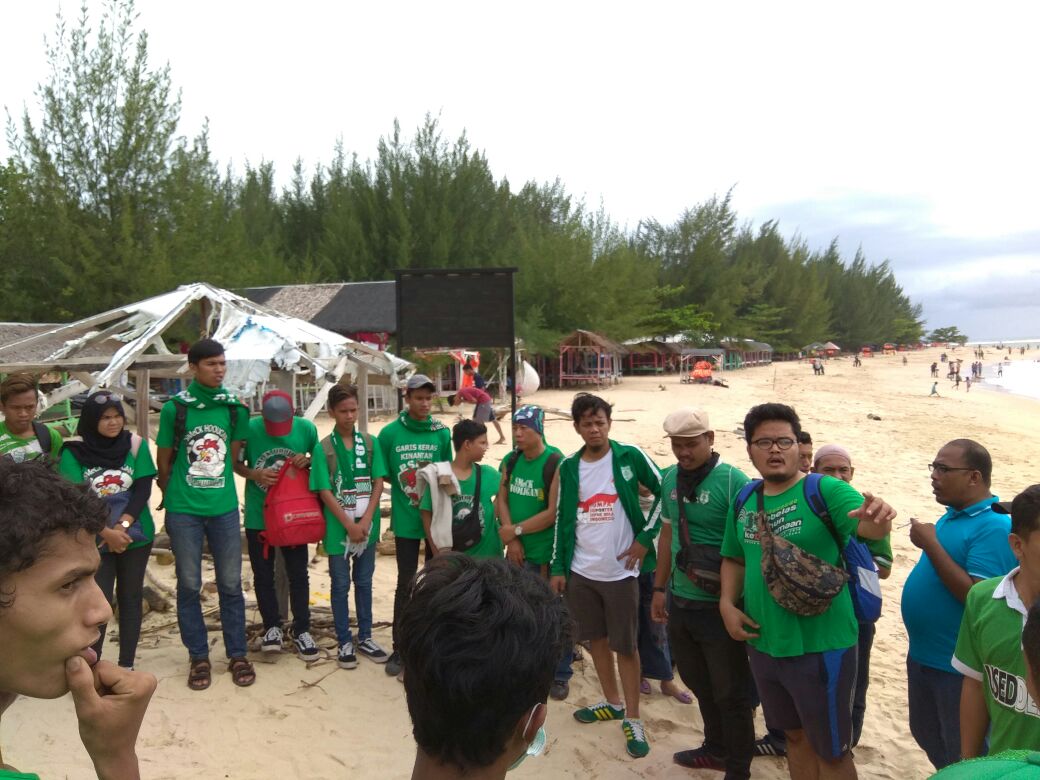 SMeCKPSMS's tweet photo. SMeCKer's menikmati Pantai Lampuuk Aceh sebelum kick off pertandingan Persiraja vs PSMS yg akan berlangsung malam ini di Stadion Lampineung. https://t.co/TT9PP89jib