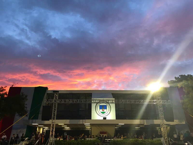 heyitsalma's tweet photo. Hasta luego alma mater. 🎓💛
#GradDorada17 https://t.co/ppNzhwFQRQ