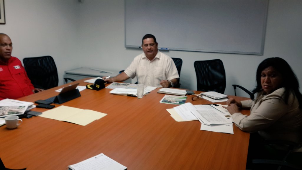 corporacioncafe's tweet photo. Pdtes de empresa adscritas junto a @AlfredoJMoraA estructuran ubicación de puestos de compra para la captación de café verde #Zafra2017-2018 https://t.co/TWCNcIVUhn