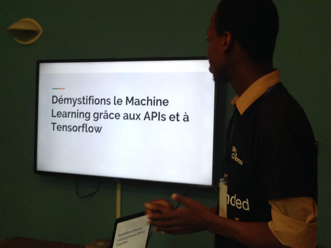 GDGCotonou's tweet image. @nioperas0 nous présente #ternsorflow avec le thème &quot; Demystifions le machine learning grace aux APIs et a Ternsorflow &quot; #IO17Extended #GDG