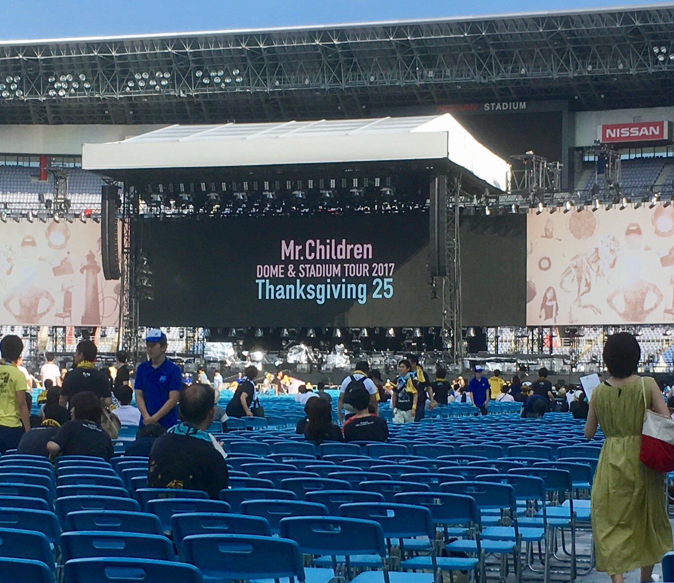 ひろゆき 今日はmr Childrenライブ 日産スタジアム デビュー25周年ということでセットリストはたまらない構成だった 会場外に珍しいギターのモニュメントが そして開演前の会場内撮影可だったので撮ってみた やっぱり 日産スタジアムは広い これだけの