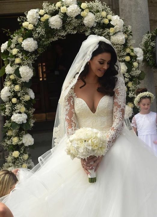 Loving her #Flowerarch. #soSueMe #Weddings #Brides #Flowers #Bouquets. #FloralArch